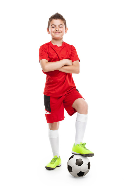 στέκεται νεαρός ποδοσφαιριστής με ποδοσφαίρου - Φωτογραφία, εικόνα