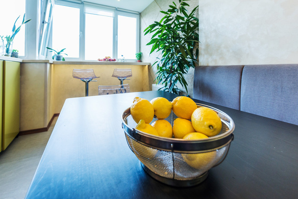 intérieur de petite cuisine blanche avec des citrons jaunes sur la table
 - Photo, image