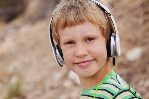Aranyos fiú fejhallgató - Fotó, kép