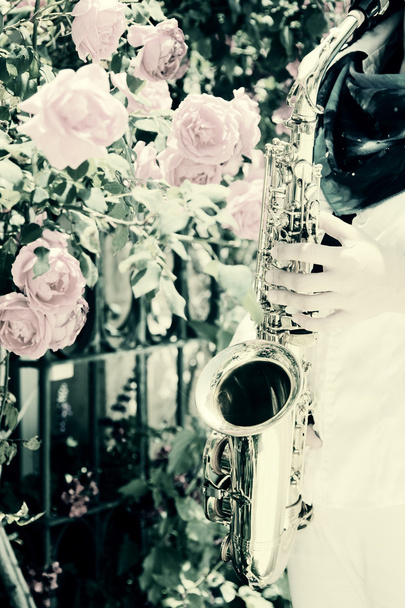 Саксофонист играет на саксофоне
 - Фото, изображение