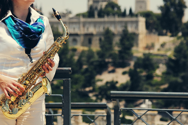 saxofonista segurando saxofone
  - Foto, Imagem