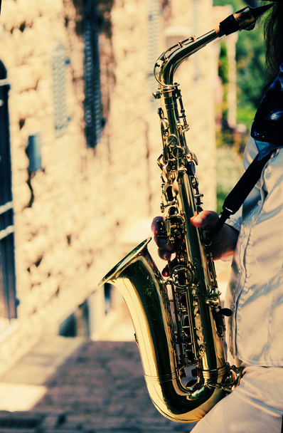 Саксофонист играет на саксофоне
 - Фото, изображение