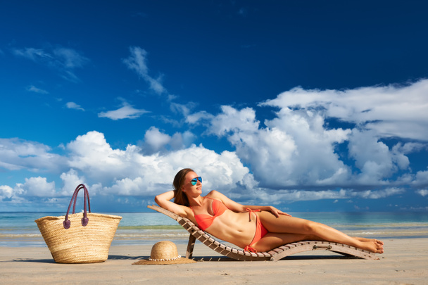 Femme en bikini couchée sur la plage aux Seychelles
 - Photo, image