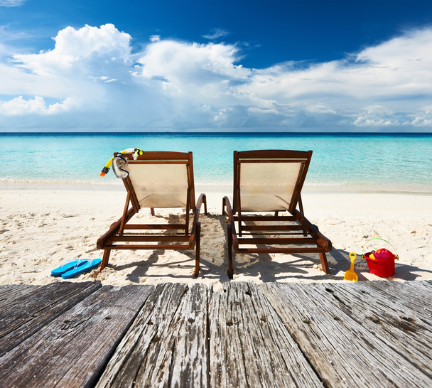 tropisch strand met chaise lounge - Foto, afbeelding
