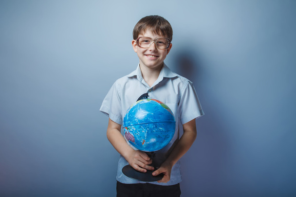 bébé garçon de dix ans apparence européenne dans une chemise marron clair et g
 - Photo, image