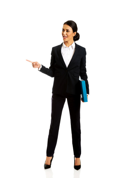 Businesswoman pointing to the left - Foto, Imagem