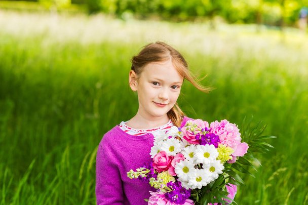 Zewnątrz portret cute dziewczynka z piękny bukiet kwiatów - Zdjęcie, obraz