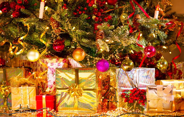 Presentes sob a árvore de Natal - Foto, Imagem