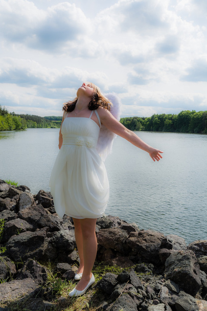 Άγγελος γυναίκα με νερό και τον ουρανό - Φωτογραφία, εικόνα