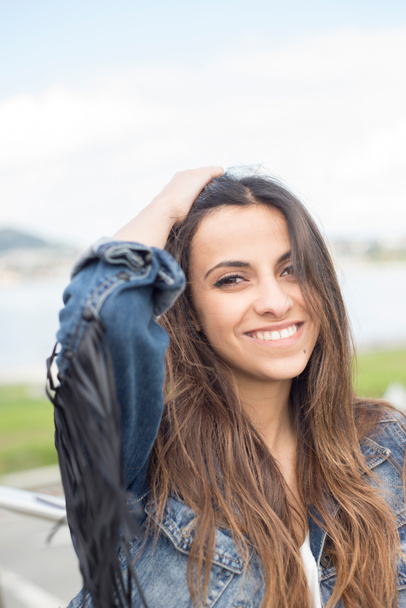 Jeune femme brune souriant à l'extérieur
. - Photo, image