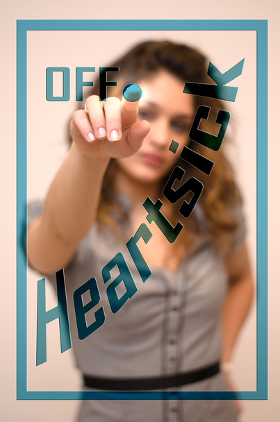 mujer apagando Heartsick en la interacción digital
 - Foto, imagen