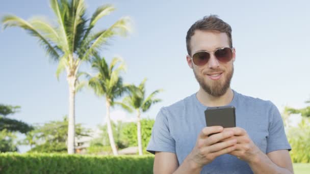 man sms texting using smart phone - Filmagem, Vídeo