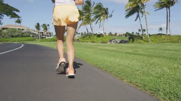 mulher correndo na calçada na rua da cidade
 - Filmagem, Vídeo