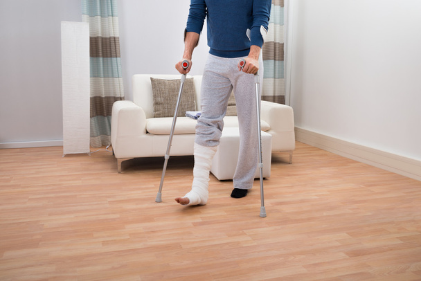 Disabled Man Using Crutches - Foto, Bild