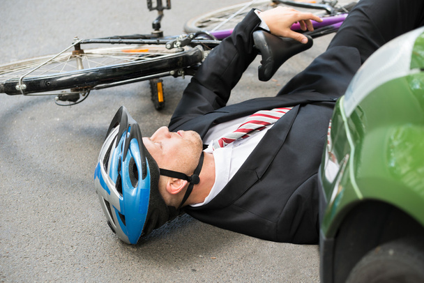 Male Cyclist After Road Accident - Fotoğraf, Görsel