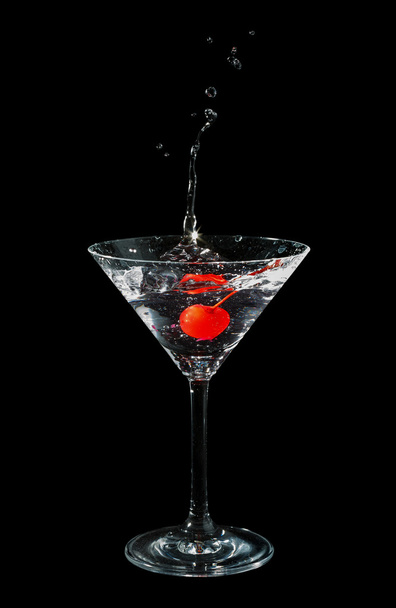 Cerise marasquin déposée dans un verre à cocktail
 - Photo, image