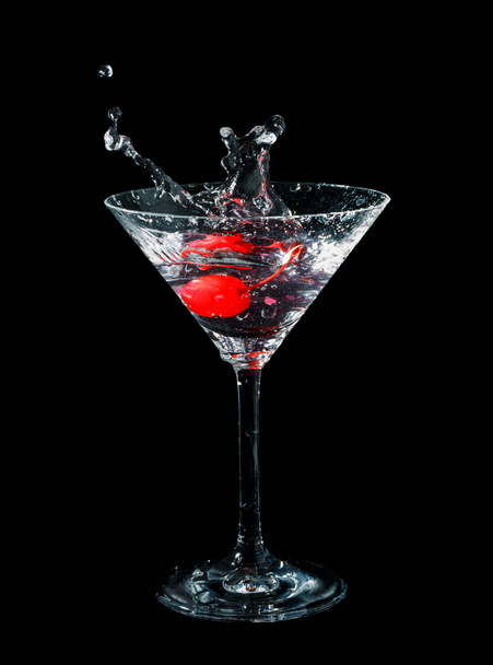 Maraschino ciliegia caduta in bicchiere da cocktail
 - Foto, immagini
