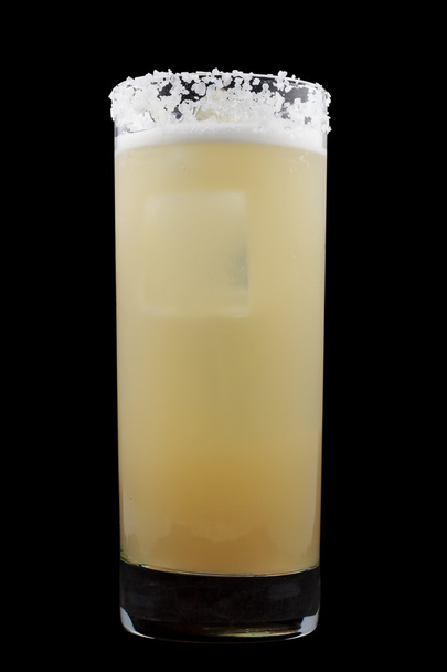 Σκυλί αλμυρή είναι ένα ποτό που περιέχει τζιν ή βότκα και γκρέιπ φρουτ χυμό σε ένα ποτήρι rimmed με αλάτι - Φωτογραφία, εικόνα