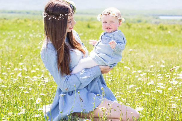 Mãe com filha no prado da camomila
 - Foto, Imagem