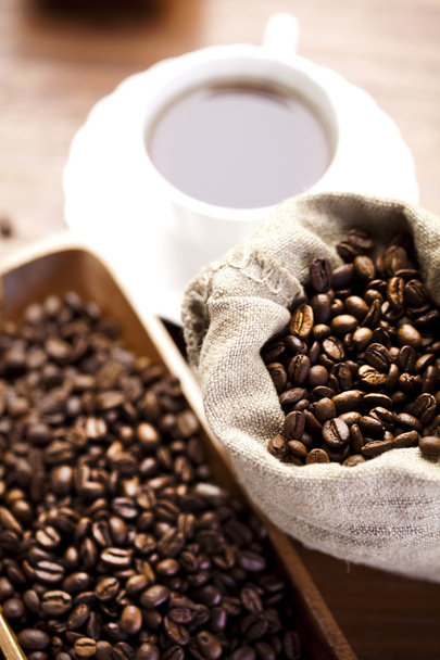Tasse avec café en grains
 - Photo, image