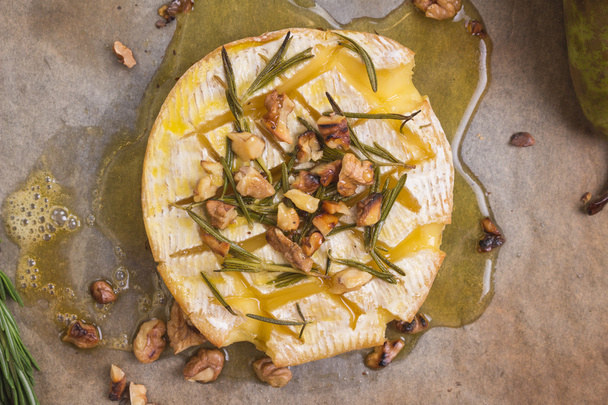 Delicious ψημένο καμαμπέρ με μέλι, καρύδια, βότανα και τα αχλάδια - Φωτογραφία, εικόνα