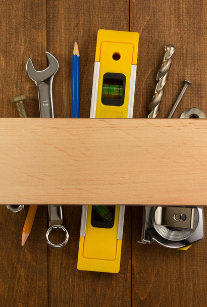 Conjunto de herramientas e instrumentos sobre madera
 - Foto, imagen