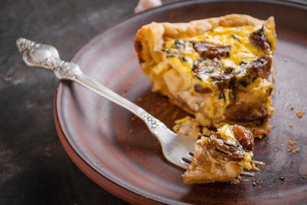 Карамельный чесночный пирог с козьим сыром на темной деревянной бэкгру
 - Фото, изображение