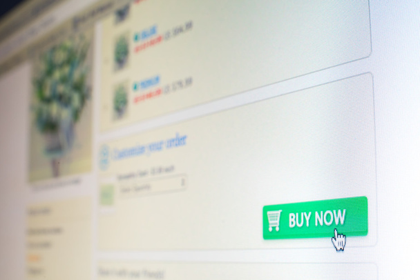 Ποντίκι κλικ στο κουμπί "Αγοράστε τώρα" στην ιστοσελίδα - Φωτογραφία, εικόνα