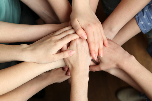 Grupo de manos femeninas juntas, primer plano
 - Foto, imagen