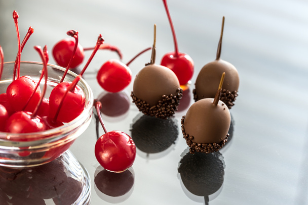 Шоколадні та коктейльні вишні на склі
 - Фото, зображення