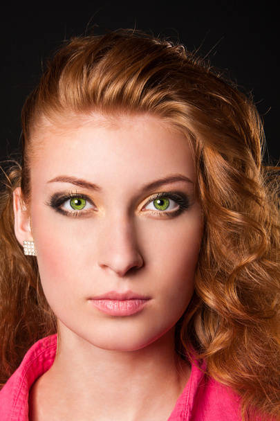 πορτρέτο της σέξι καυκάσιας νεαρής γυναίκας με όμορφα πράσινα μάτια - Φωτογραφία, εικόνα