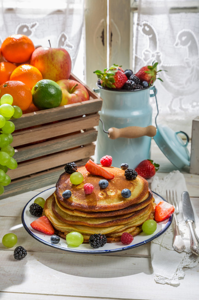 Tasty pancakes with maple syrup and fruits - Фото, зображення