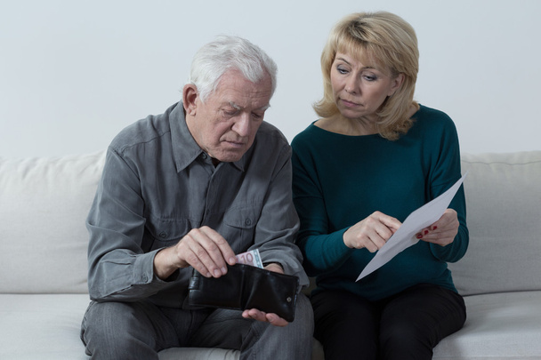 Elderly marriage and their financial problems - Foto, imagen