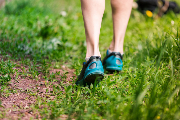 Primo piano di scarpe da corsa della donna a piedi nudi
.  - Foto, immagini
