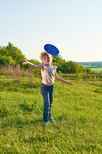 meisje spelen frisbee in het park - Foto, afbeelding