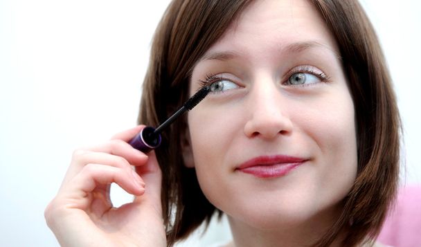 Beautiful young woman applying mascara - Foto, imagen