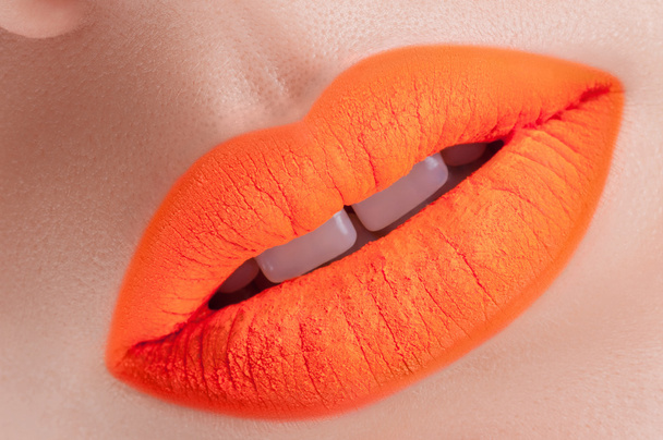 オレンジ色の唇 - 写真・画像