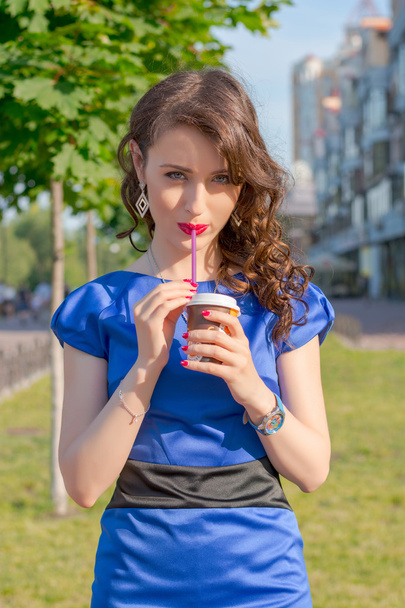 Piękna dziewczyna jest picie kawy przed budynkami w Eur - Zdjęcie, obraz