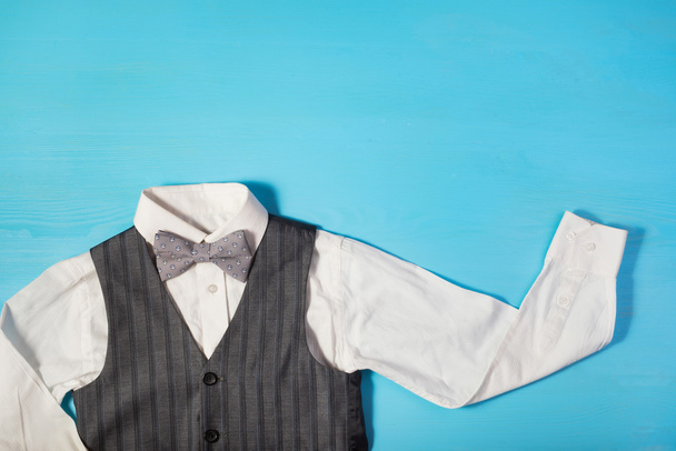 fehér inget, szürke mellény és a csokornyakkendő, a világos kék háttér - Fotó, kép