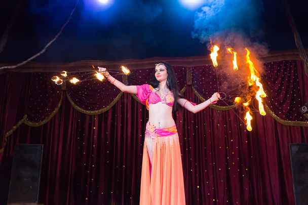 Exotische Fire Dancer Twirling vlammende knuppels - Foto, afbeelding