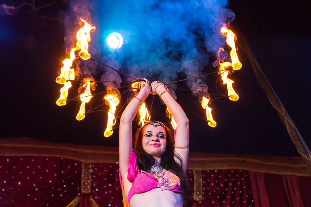Vrouwelijke Fire Dancer houden vlammende apparaat - Foto, afbeelding