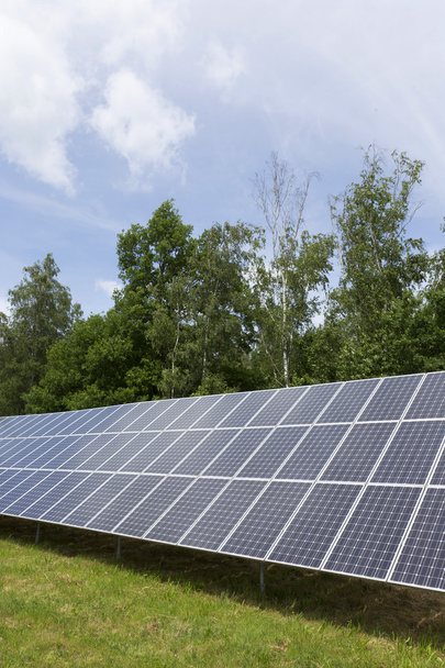 Solar Power Station na zielony łąka - Zdjęcie, obraz