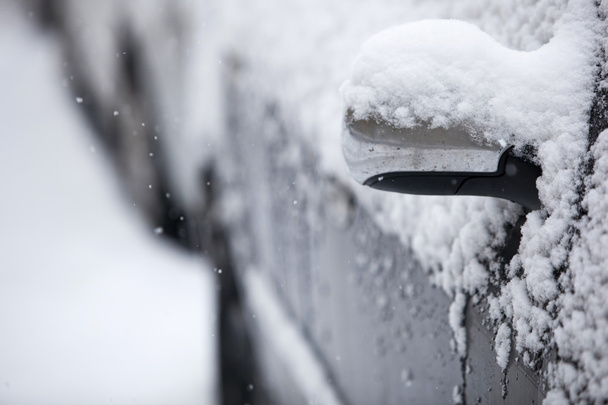 Автомобілі, припарковані на міській вулиці, вкриті снігом після важкого сну
 - Фото, зображення
