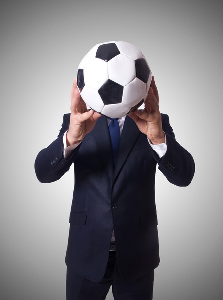 Бизнесмен с мячом против градиента
 - Фото, изображение