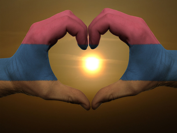 srdce a lásku gesto rukou barevné v Arménii vlajky během b - Fotografie, Obrázek