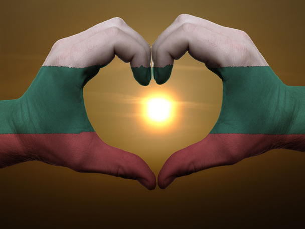 Cuore e amore gesto da mani colorate in bandiera bulgaria durante
 - Foto, immagini