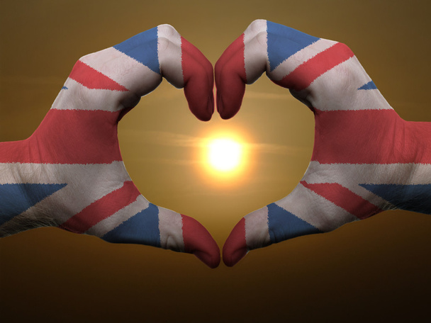 Corazón y el amor gesto por las manos de color en la bandera del Reino Unido durante beauti
 - Foto, imagen