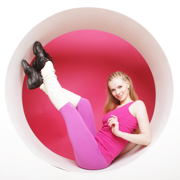 sporty woman posing in pink circle - Foto, afbeelding