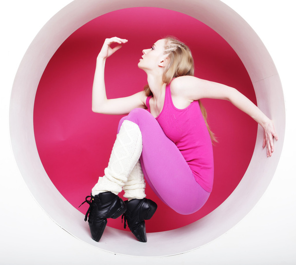 sporty woman posing in pink circle - Fotoğraf, Görsel