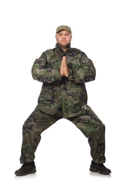 Hombre joven en uniforme de soldado aislado en blanco - Foto, Imagen